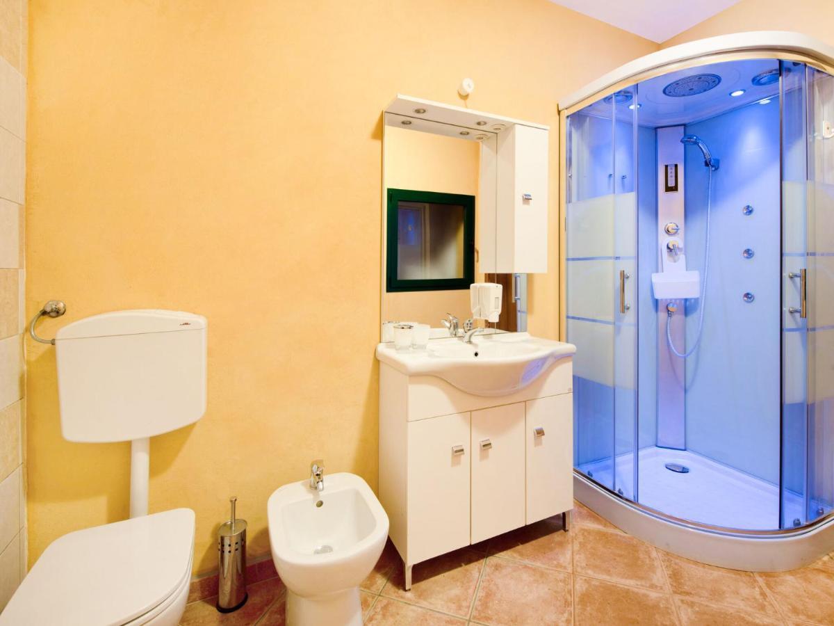 Cozy Chalet At Marone Lake Lombardy With Pool Bagian luar foto